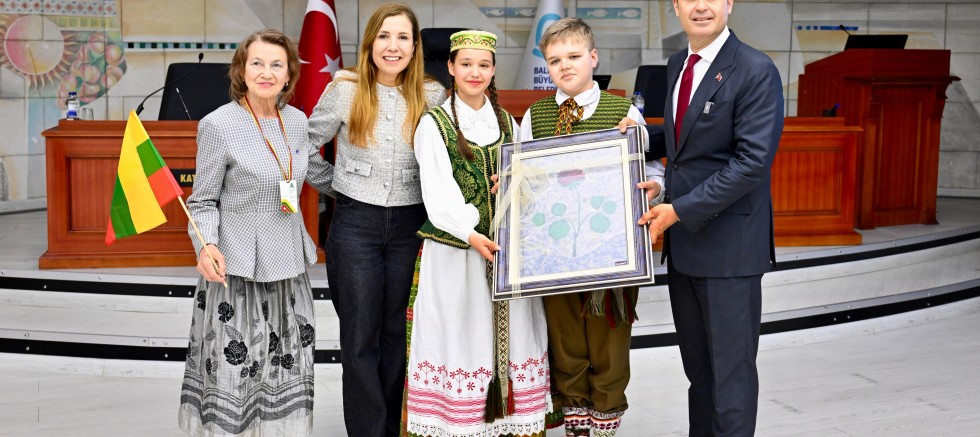 Ahmet Akın, dünya çocuklarını ağırladı