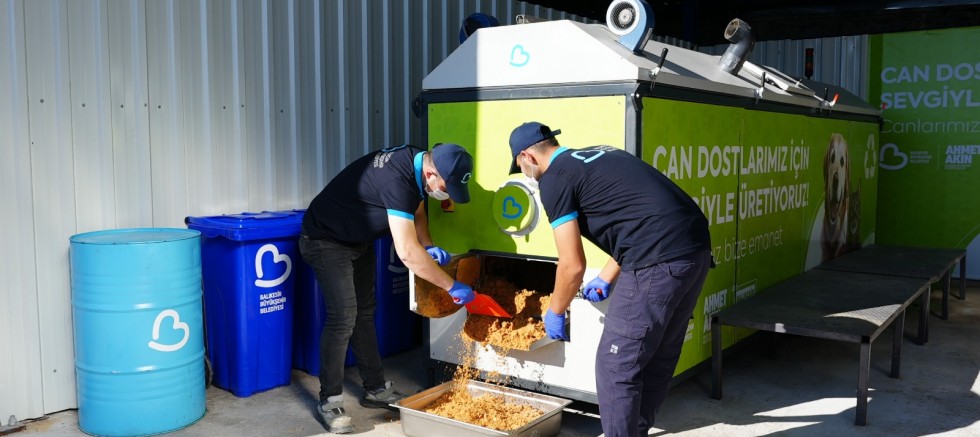 Büyükşehir, can dostların mamasını kendi üretiyor