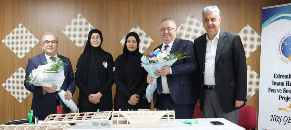  Edremit Belediyesi’nden başarılı öğrencilere teknoloji desteği