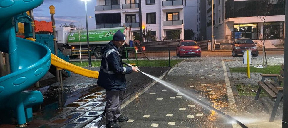 Edremit Belediyesi’nden parklarda hızlı temizlik çalışması
