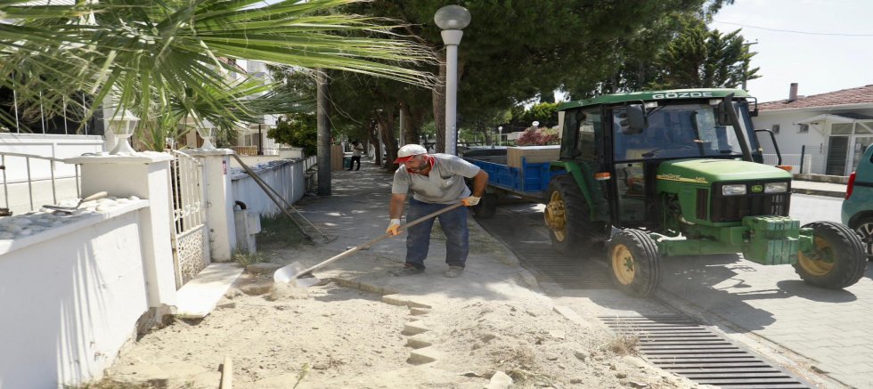 BURHANİYE’DE YOL YAPIM, BAKIM VE ONARIM ÇALIŞMALARI ARALIKSIZ DEVAM EDİYOR