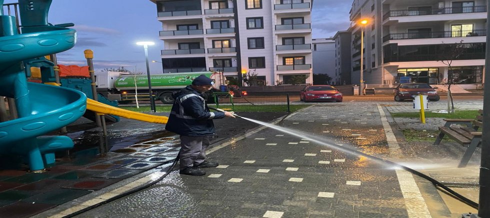 Edremit Belediyesi’nden parklarda hızlı temizlik çalışması