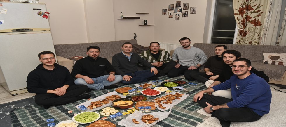 Gençlerin Başkanı, öğrencilerin sofrasında