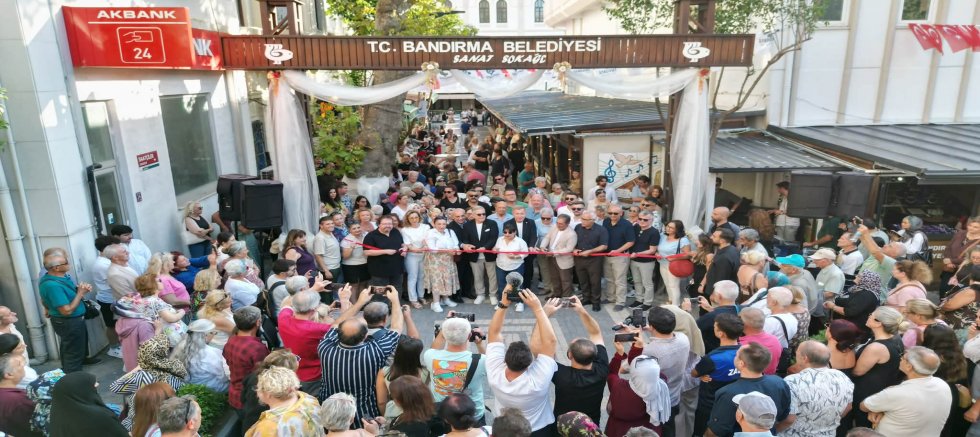  SANATIN KALBİ BU SOKAKTA ATIYOR: BANDIRMA SANAT SOKAĞI AÇILDI!