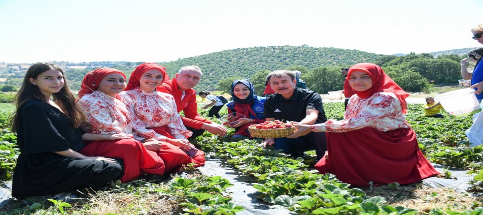 TOPRAĞA DEĞER KATAN GENÇLER,  HASADI BEREKETLE BULUŞTURDU