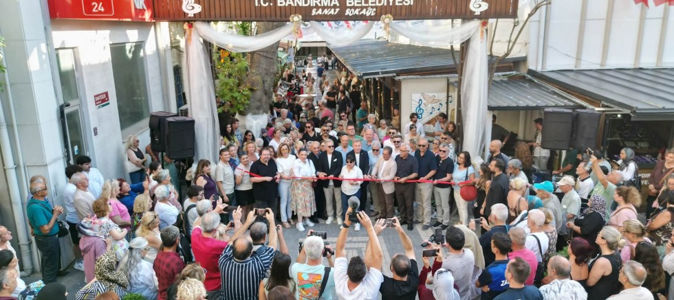  SANATIN KALBİ BU SOKAKTA ATIYOR: BANDIRMA SANAT SOKAĞI AÇILDI!