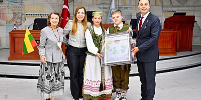 Ahmet Akın, dünya çocuklarını ağırladı
