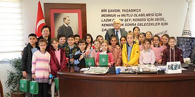 BAŞKAN DEVECİLER MİNİK MİSAFİRLERİNİ AĞIRLADI