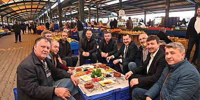      Başkan Yılmaz, sabah     kahvaltısını esnafla yaptı