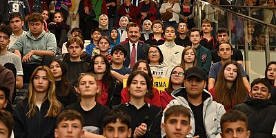 Başkan Yücel Yılmaz üniversite öğrencisine suyu bedava yaptı