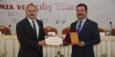 Başkan Yüksel’e plaket