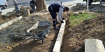 BURHANİYE’DE YEŞİL ALANLAR YENİLENİYOR