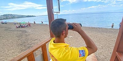 BURHANİYE PLAJLARINDA CANKURTARANLAR GÖREVE BAŞLADI