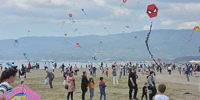 ÇOCUK BAYRAMI UÇURTMA ŞENLİĞİYLE RENKLENDİ