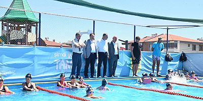 ÇOCUKLAR YÜZMEYİ KARESİ MİLLET BAHÇESİ’NDE ÖĞRENİYOR