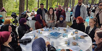 Deva Karesi Anneler Gününü Vatandaşlar ile Birlikte Kutladı