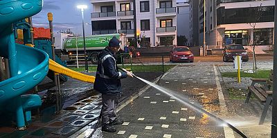Edremit Belediyesi’nden parklarda hızlı temizlik çalışması