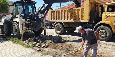 EDREMİT’TE YOLLAR DÖRT KOLDAN YENİLENİYOR