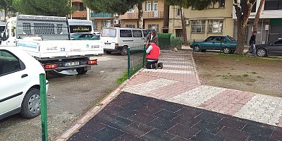 EDREMİT’TEKİ PARKLARA BAKIM YAPILIYOR