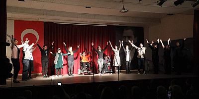 ENGELLİLERDEN MUHTEŞEM TİYATRO