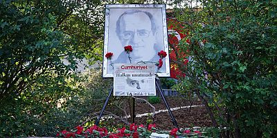 Gazeteci ve yazar Uğur Mumcu, ölümünün 30'uncu yılında çok sevdiği Ayvalık’taki evinin önünde karanfillerle anıldı.