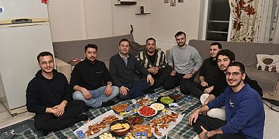 Gençlerin Başkanı, öğrencilerin sofrasında