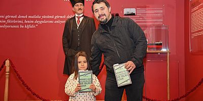KARESİ ATATÜRK EVİ ZİYARETÇİLERİNE KİTAP SÜRPRİZİ