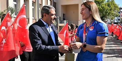 Şampiyon Memleketine Geldi