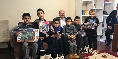 SEVGİ EVLERİNDE KALAN ÇOCUKLARA, YENİ YIL HEDİYELERİ MİLLETVEKİLİ ÇELİK’TEN