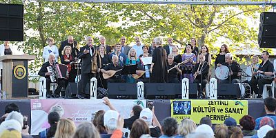 TÜRKÜLER ANNELER İÇİN SÖYLENDİ EDREMİT’TE ANNELER GÜNÜ KONSERİ ANNELER GÜNÜ’NE KONSERLİ KUTLAMA