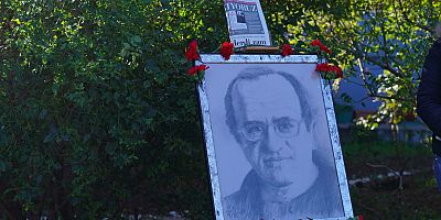 UĞUR MUMCU AYVALIK’TAKİ EVİNİN ÖNÜNDE ANILDI