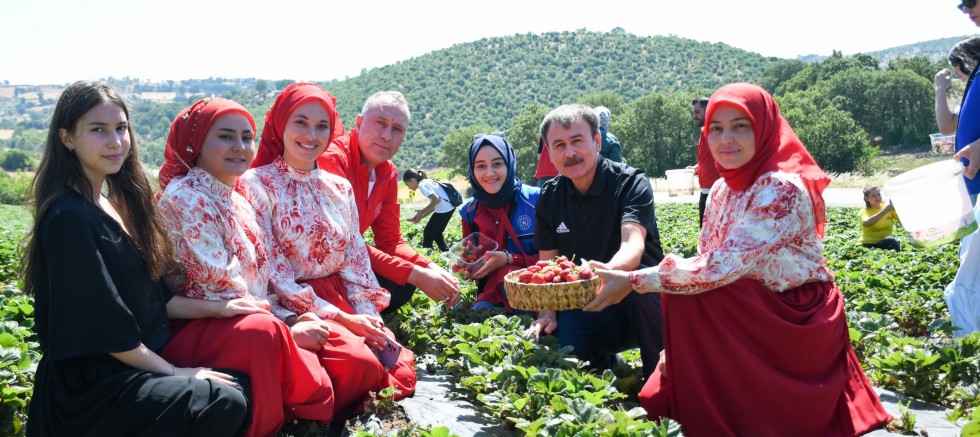 TOPRAĞA DEĞER KATAN GENÇLER,  HASADI BEREKETLE BULUŞTURDU